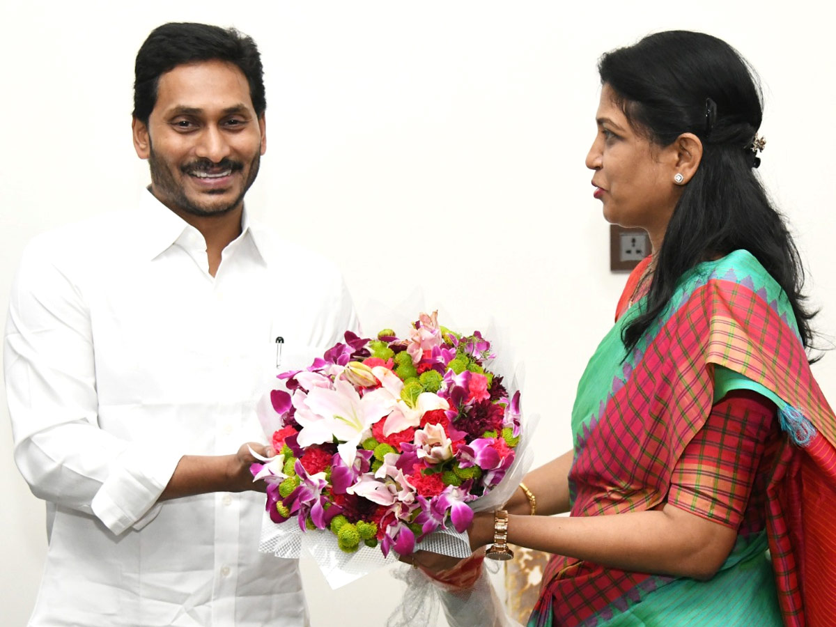 CM YS Jagan Cake Cutting On New Year 2022 Celebration Photo Gallery - Sakshi11