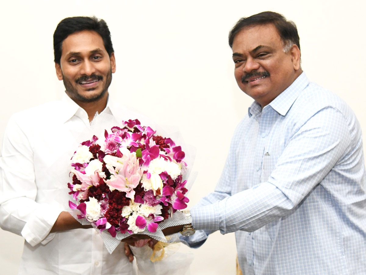 CM YS Jagan Cake Cutting On New Year 2022 Celebration Photo Gallery - Sakshi12