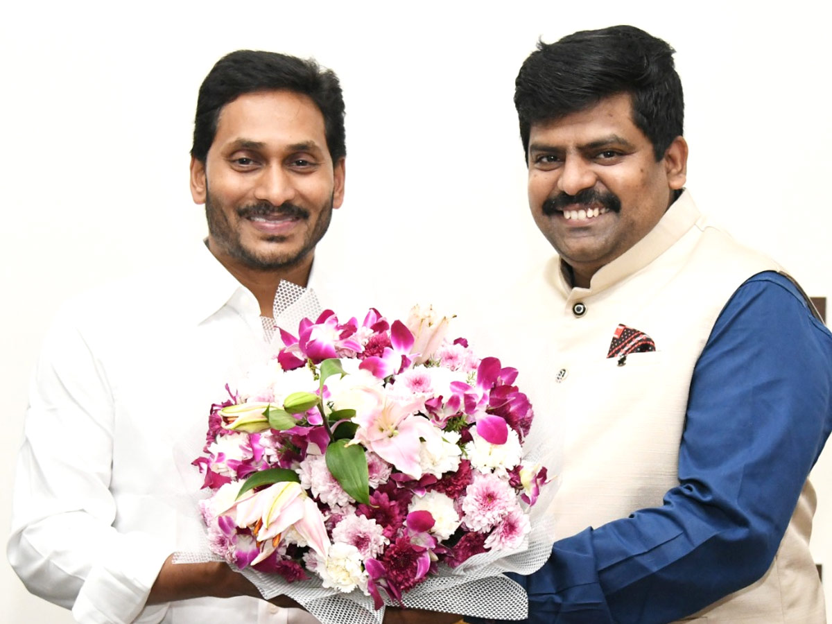 CM YS Jagan Cake Cutting On New Year 2022 Celebration Photo Gallery - Sakshi14