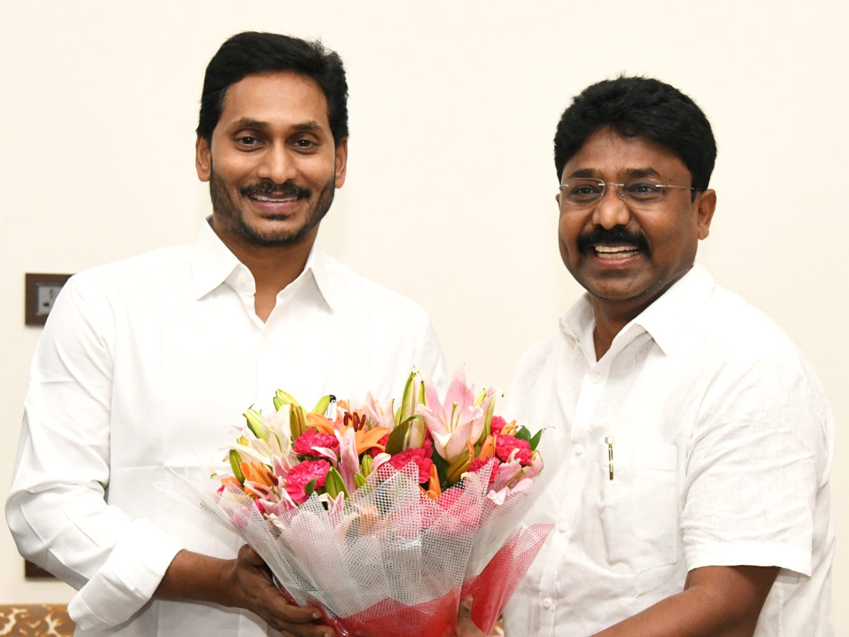 CM YS Jagan Cake Cutting On New Year 2022 Celebration Photo Gallery - Sakshi15