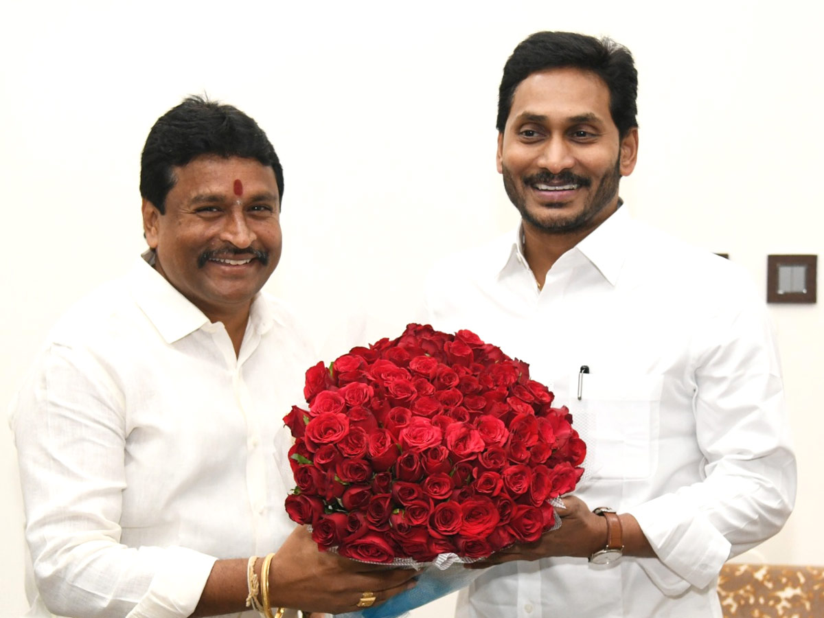 CM YS Jagan Cake Cutting On New Year 2022 Celebration Photo Gallery - Sakshi16