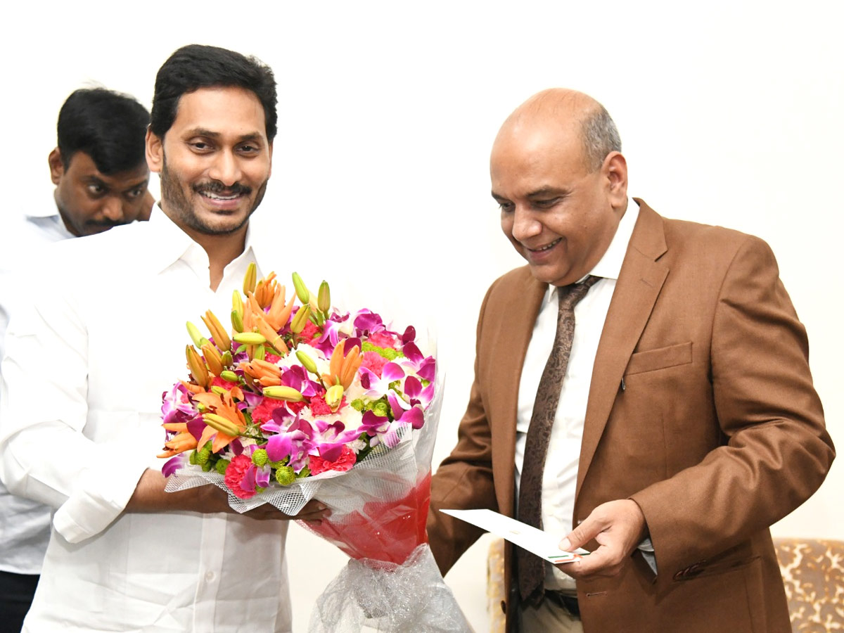 CM YS Jagan Cake Cutting On New Year 2022 Celebration Photo Gallery - Sakshi17