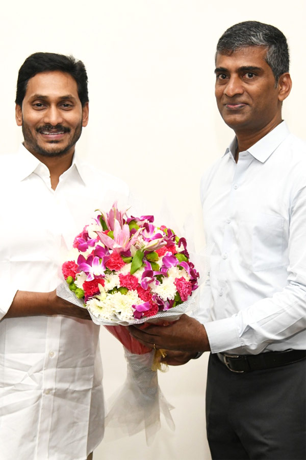 CM YS Jagan Cake Cutting On New Year 2022 Celebration Photo Gallery - Sakshi18