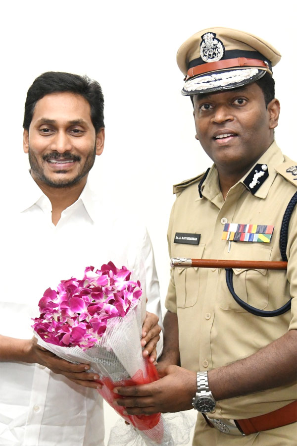 CM YS Jagan Cake Cutting On New Year 2022 Celebration Photo Gallery - Sakshi19