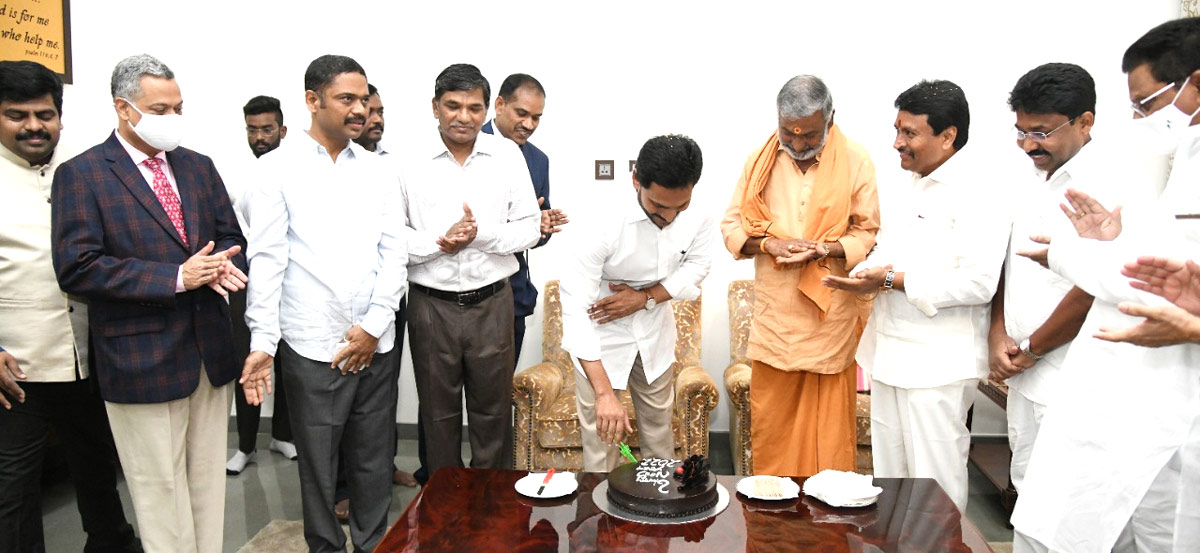 CM YS Jagan Cake Cutting On New Year 2022 Celebration Photo Gallery - Sakshi2