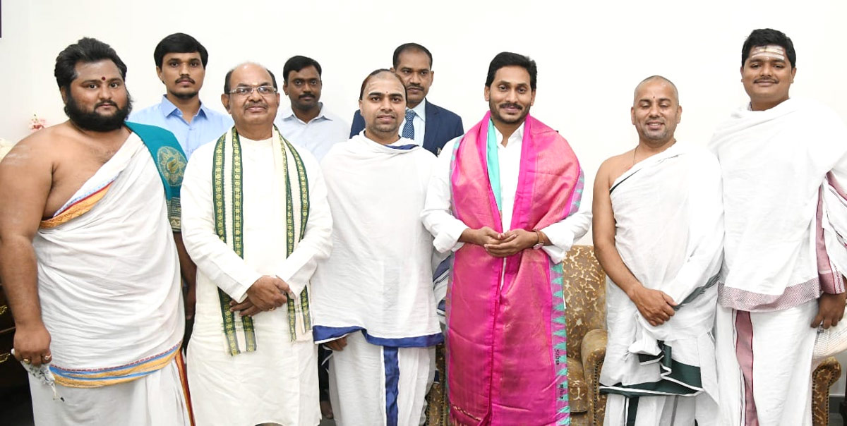 CM YS Jagan Cake Cutting On New Year 2022 Celebration Photo Gallery - Sakshi3