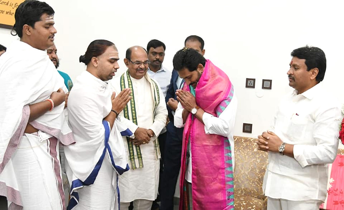 CM YS Jagan Cake Cutting On New Year 2022 Celebration Photo Gallery - Sakshi4