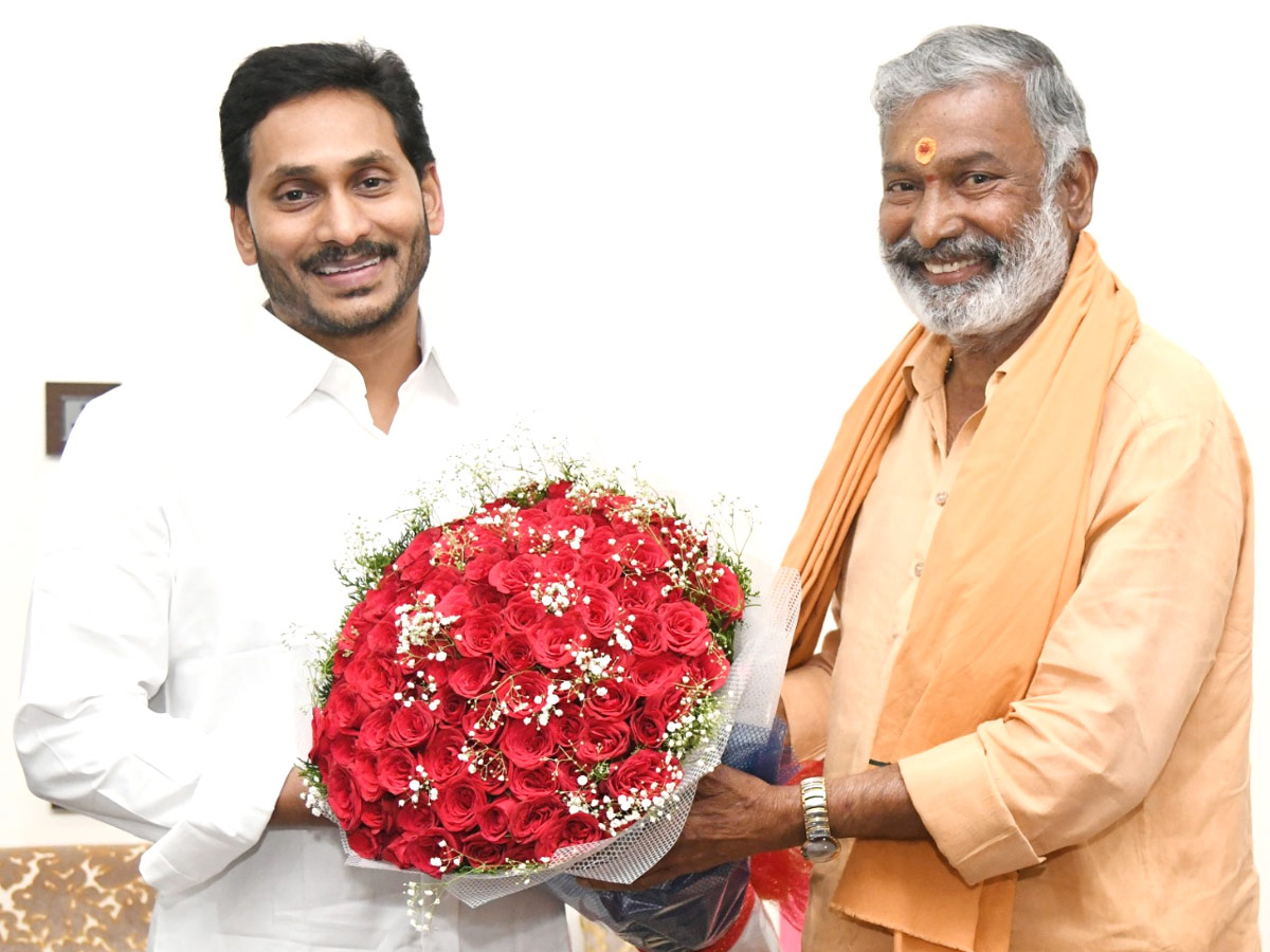 CM YS Jagan Cake Cutting On New Year 2022 Celebration Photo Gallery - Sakshi5