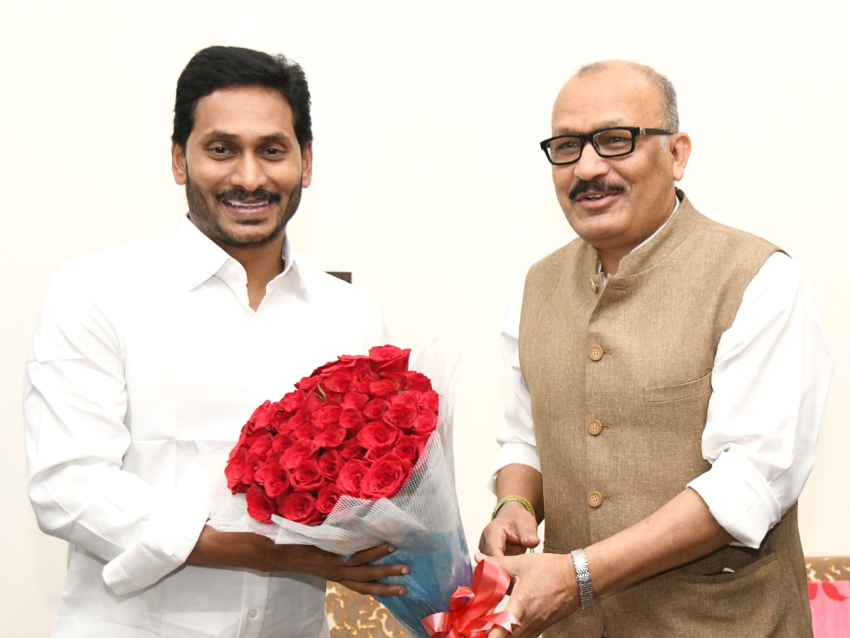 CM YS Jagan Cake Cutting On New Year 2022 Celebration Photo Gallery - Sakshi7