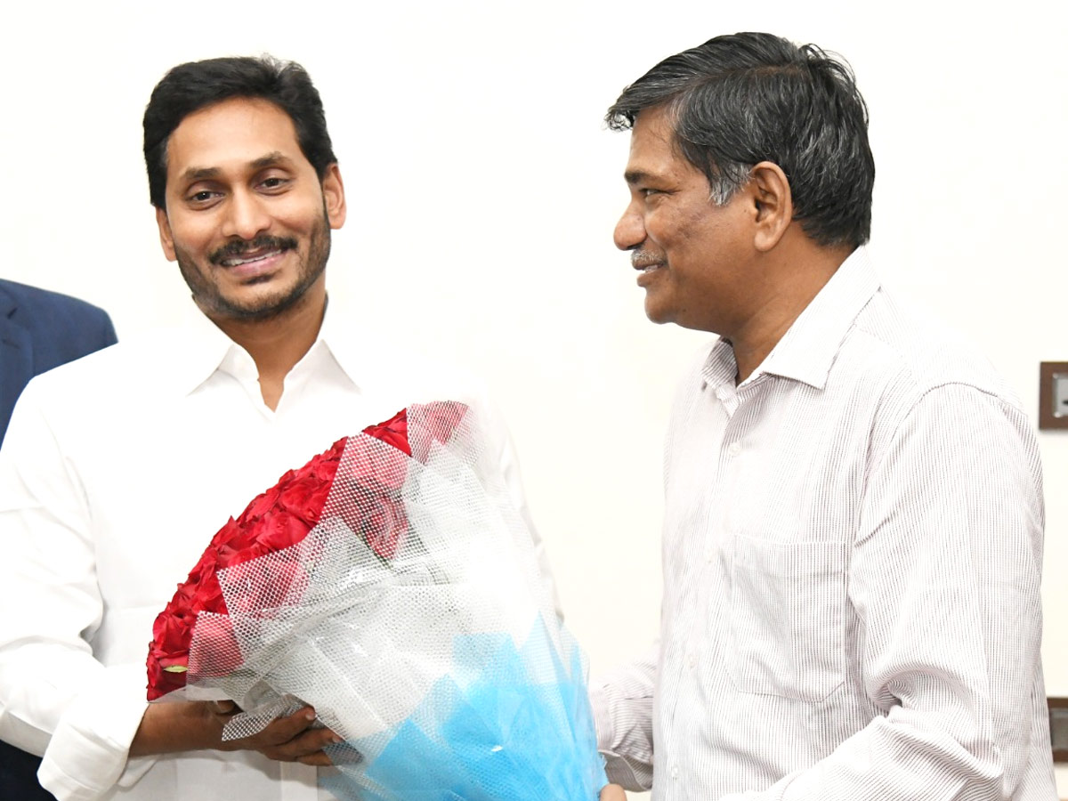CM YS Jagan Cake Cutting On New Year 2022 Celebration Photo Gallery - Sakshi8