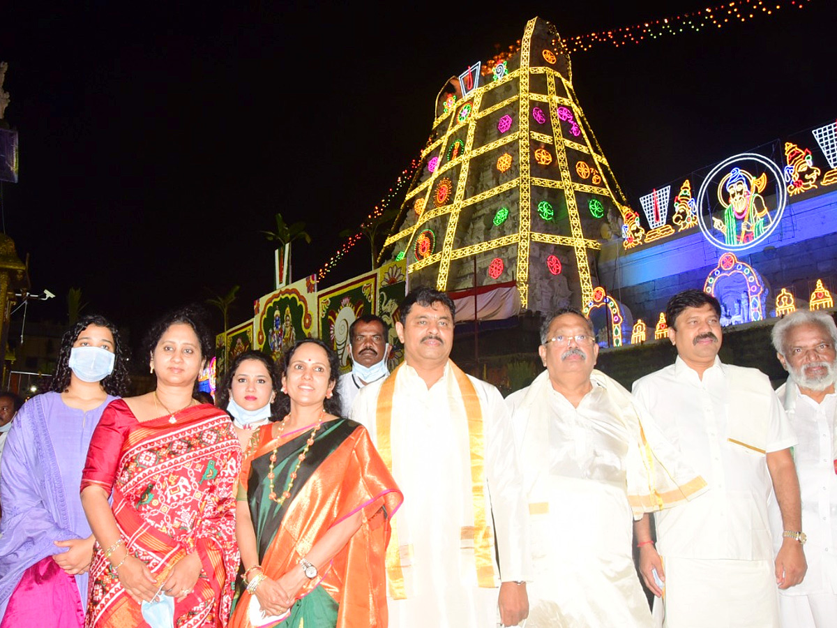 VIPs Visits Tirumala Temple On the Vaikunta Ekadashi 2022 - Sakshi39