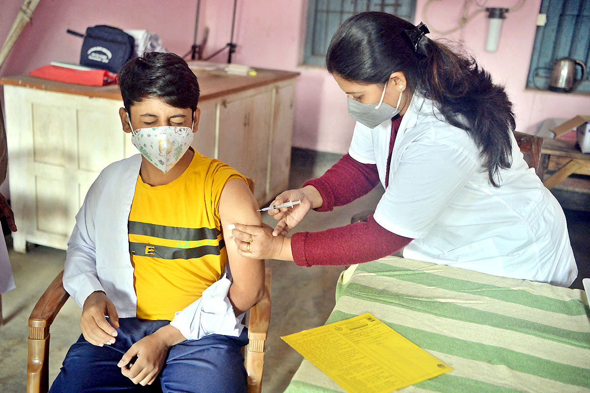 Covid-19 vaccination drive for 15-18 age group begins - Sakshi1