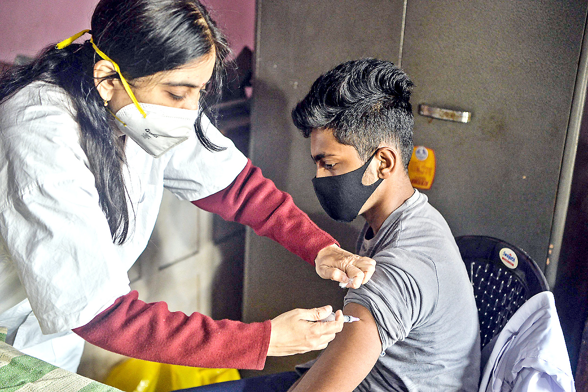 Covid-19 vaccination drive for 15-18 age group begins - Sakshi4