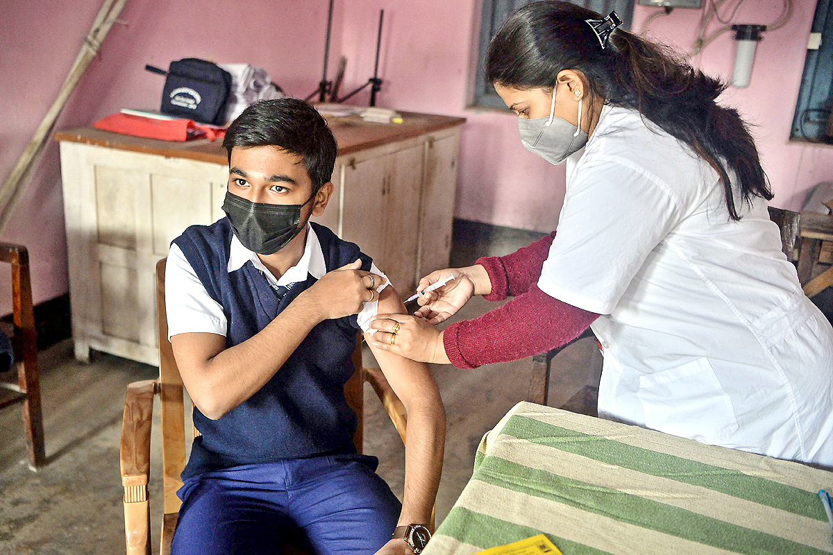 Covid-19 vaccination drive for 15-18 age group begins - Sakshi5
