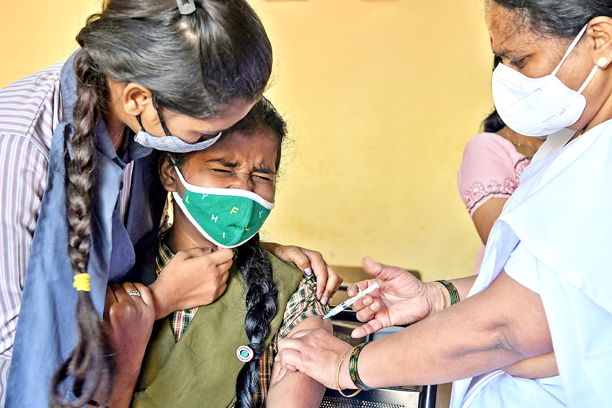 Covid-19 vaccination drive for 15-18 age group begins - Sakshi15