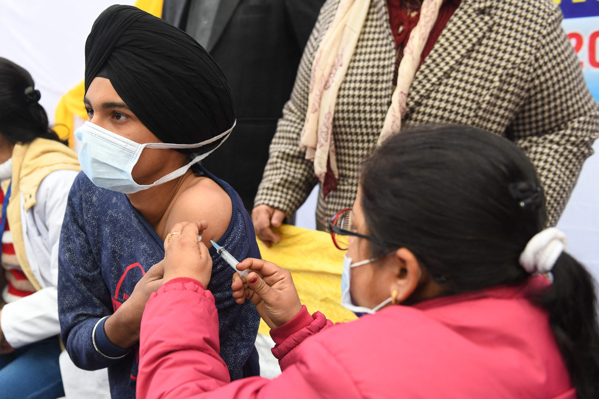 Covid-19 vaccination drive for 15-18 age group begins - Sakshi21