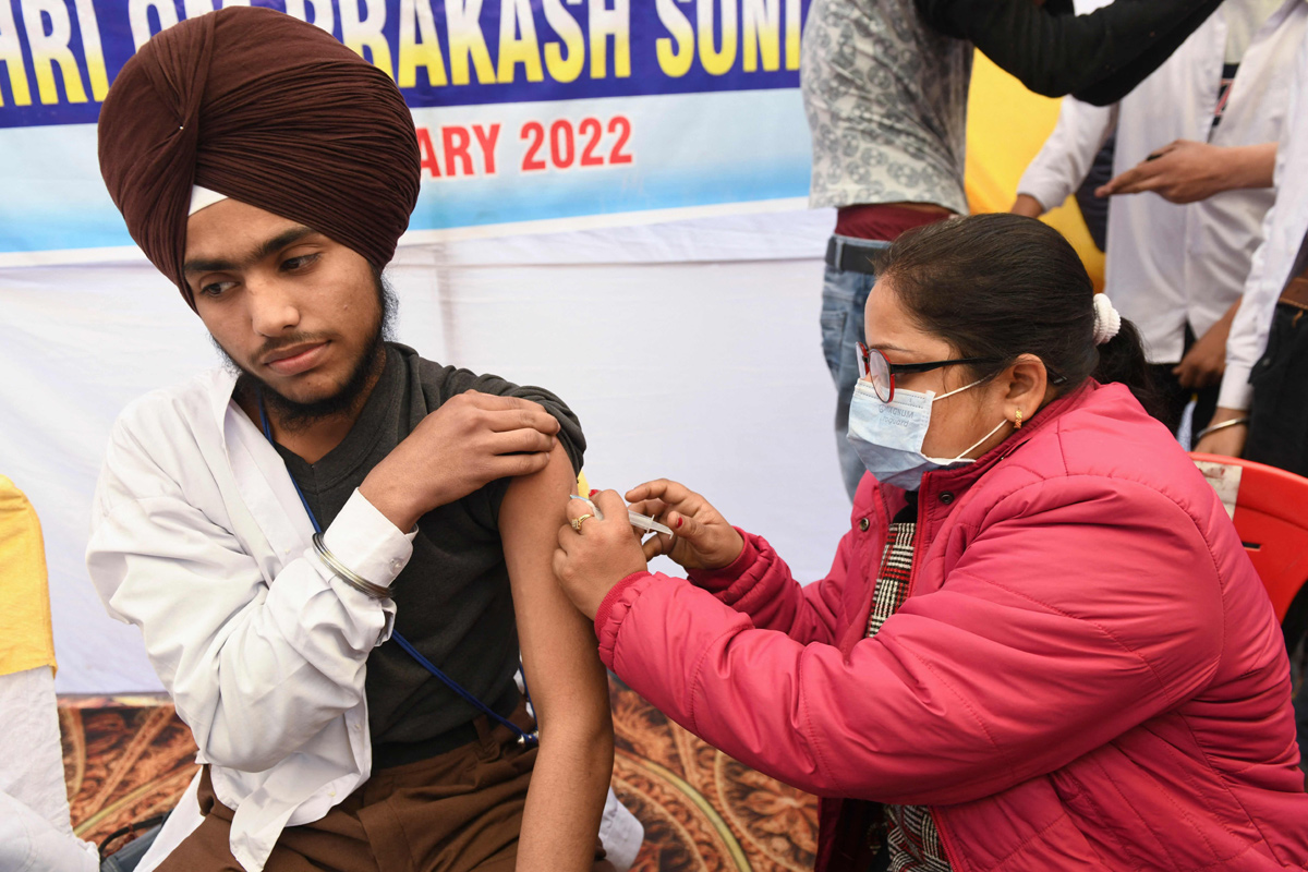 Covid-19 vaccination drive for 15-18 age group begins - Sakshi22