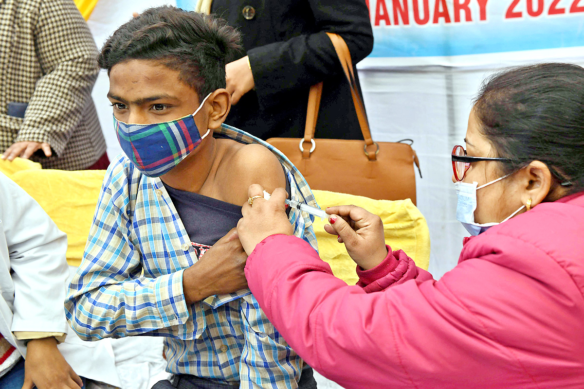 Covid-19 vaccination drive for 15-18 age group begins - Sakshi23