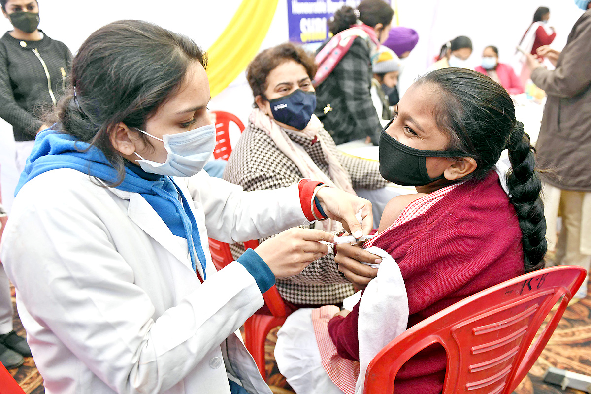 Covid-19 vaccination drive for 15-18 age group begins - Sakshi24