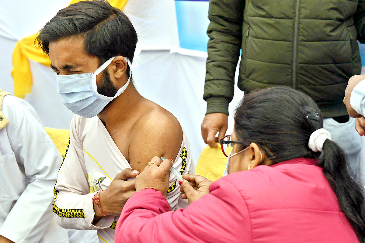 Covid-19 vaccination drive for 15-18 age group begins - Sakshi26