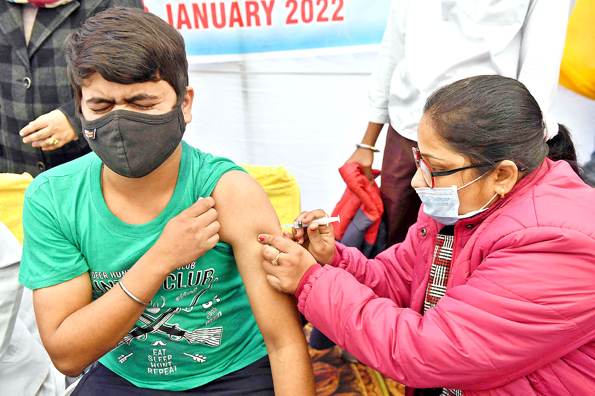 Covid-19 vaccination drive for 15-18 age group begins - Sakshi27