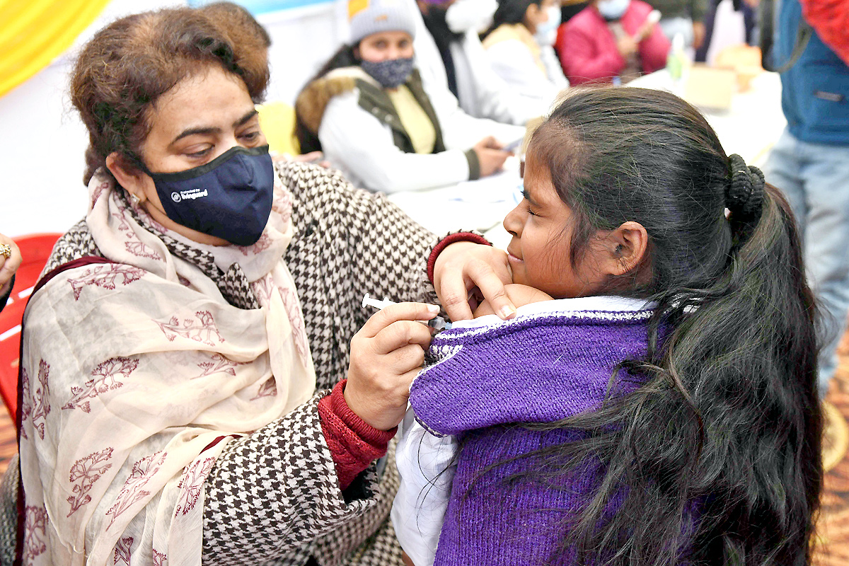 Covid-19 vaccination drive for 15-18 age group begins - Sakshi28
