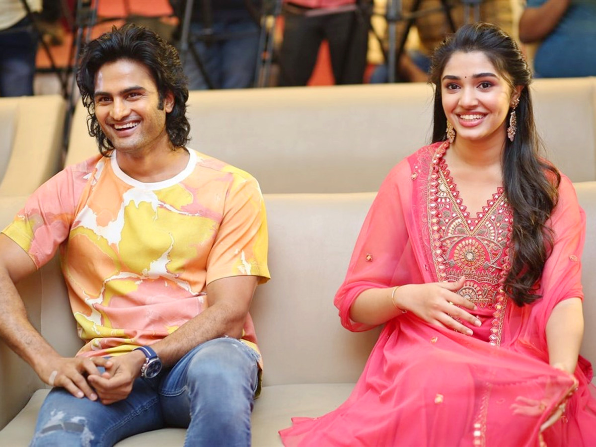 Aa Ammayi Gurinchi Meeku Cheppali First Look Launch Stills - Sakshi1