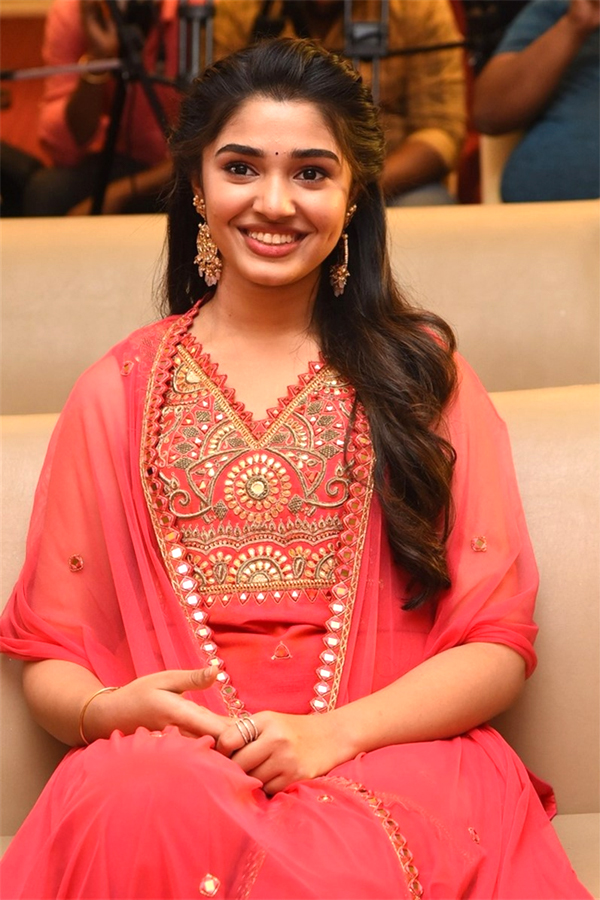 Aa Ammayi Gurinchi Meeku Cheppali First Look Launch Stills - Sakshi10