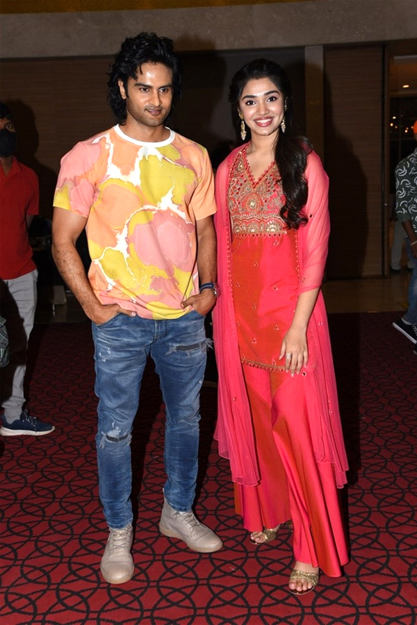 Aa Ammayi Gurinchi Meeku Cheppali First Look Launch Stills - Sakshi12