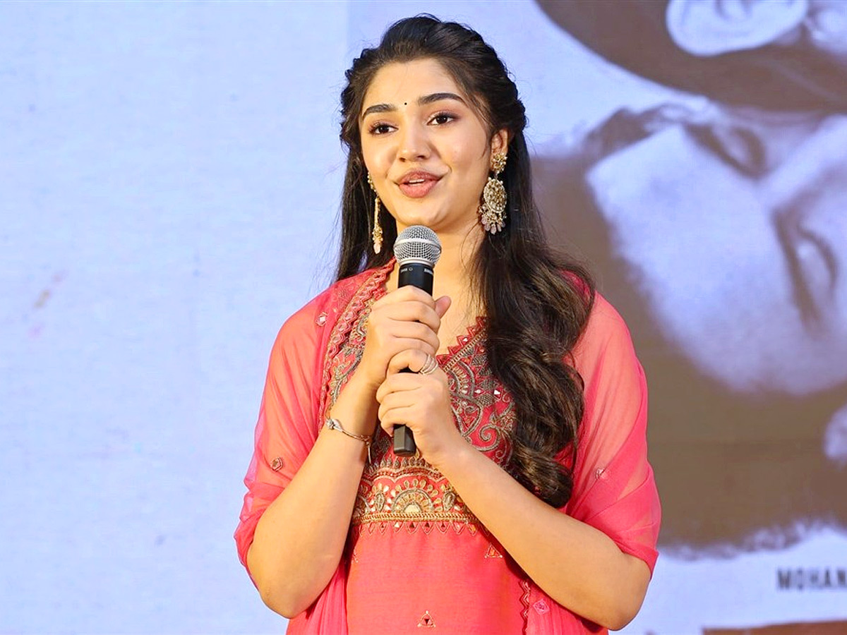 Aa Ammayi Gurinchi Meeku Cheppali First Look Launch Stills - Sakshi3