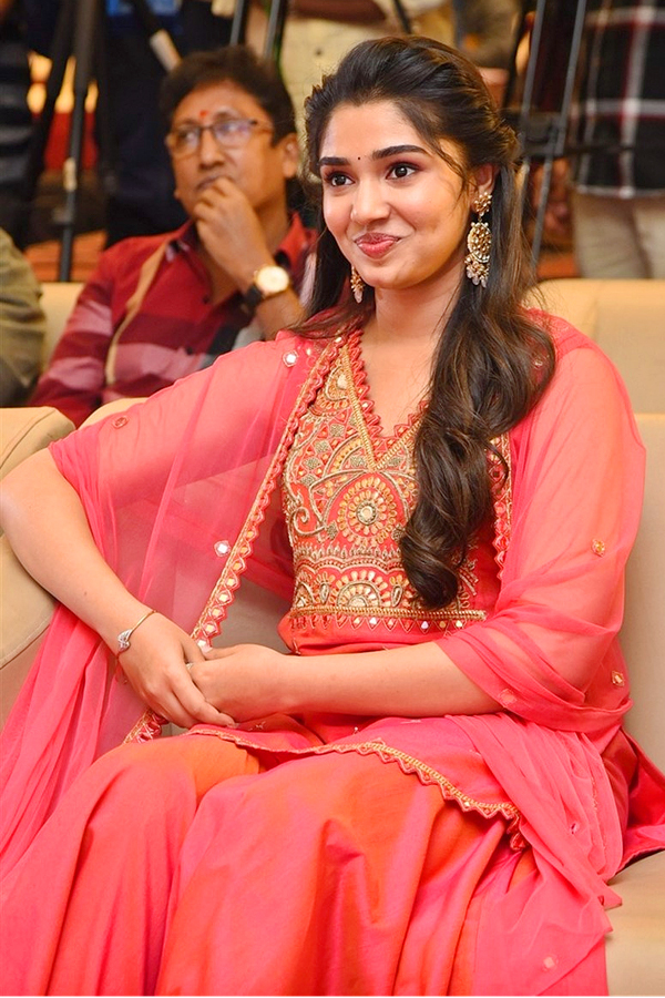 Aa Ammayi Gurinchi Meeku Cheppali First Look Launch Stills - Sakshi4