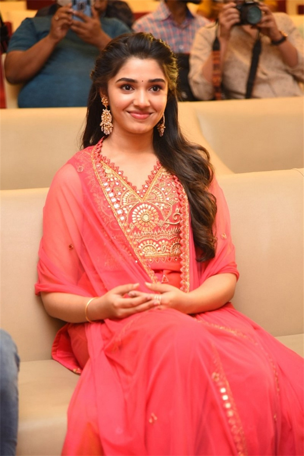 Aa Ammayi Gurinchi Meeku Cheppali First Look Launch Stills - Sakshi6