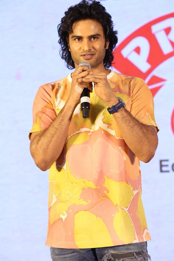 Aa Ammayi Gurinchi Meeku Cheppali First Look Launch Stills - Sakshi8