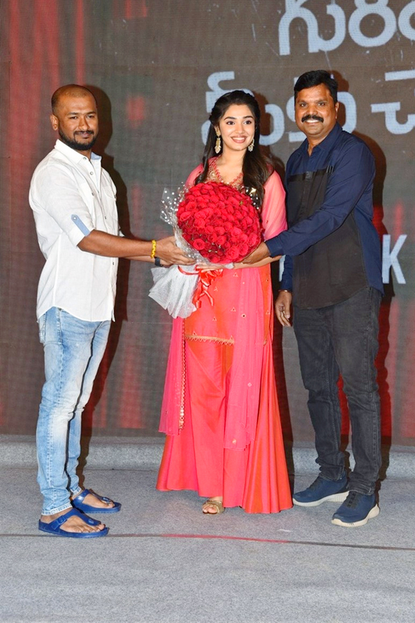 Aa Ammayi Gurinchi Meeku Cheppali First Look Launch Stills - Sakshi9