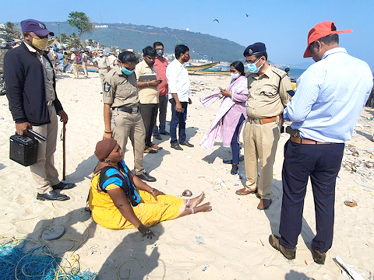 Fishermen Groups Clash over usage of ring nets in Visakhapatnam - Sakshi1