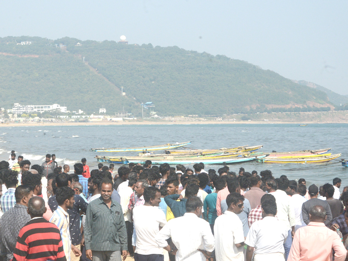 Fishermen Groups Clash over usage of ring nets in Visakhapatnam - Sakshi2