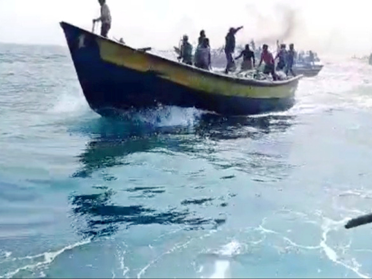 Fishermen Groups Clash over usage of ring nets in Visakhapatnam - Sakshi11