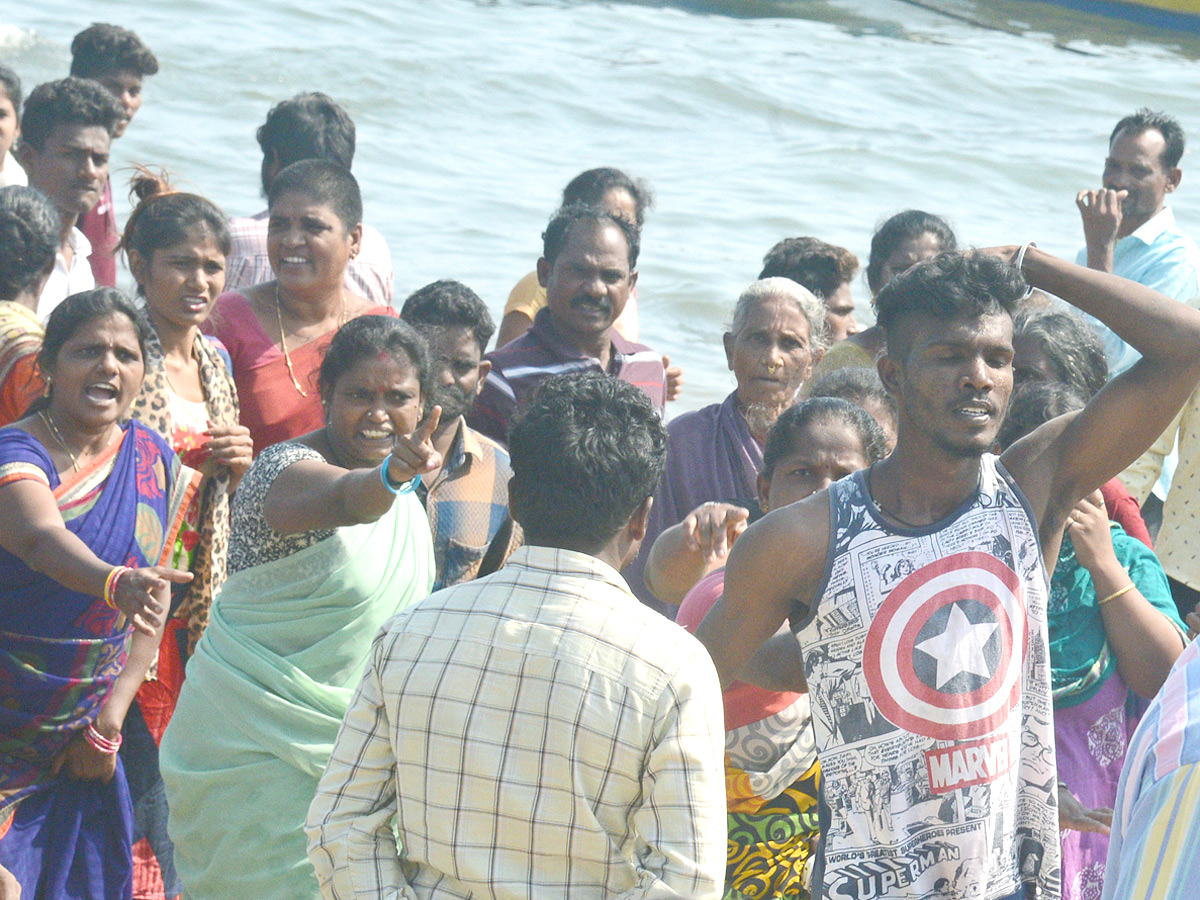 Fishermen Groups Clash over usage of ring nets in Visakhapatnam - Sakshi13