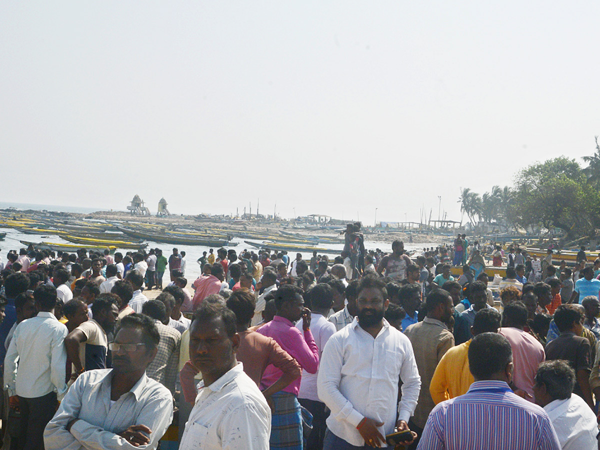 Fishermen Groups Clash over usage of ring nets in Visakhapatnam - Sakshi14