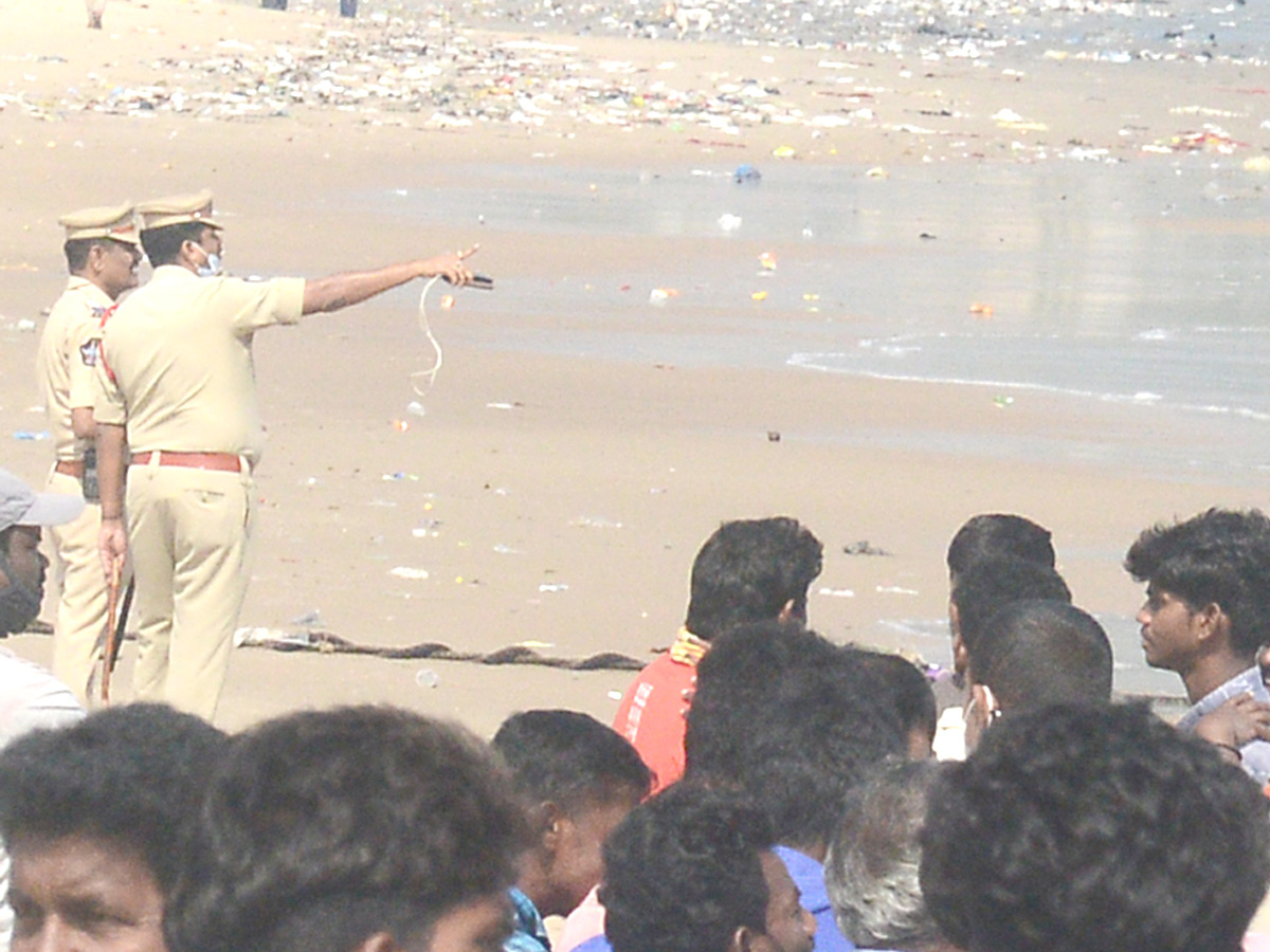 Fishermen Groups Clash over usage of ring nets in Visakhapatnam - Sakshi15