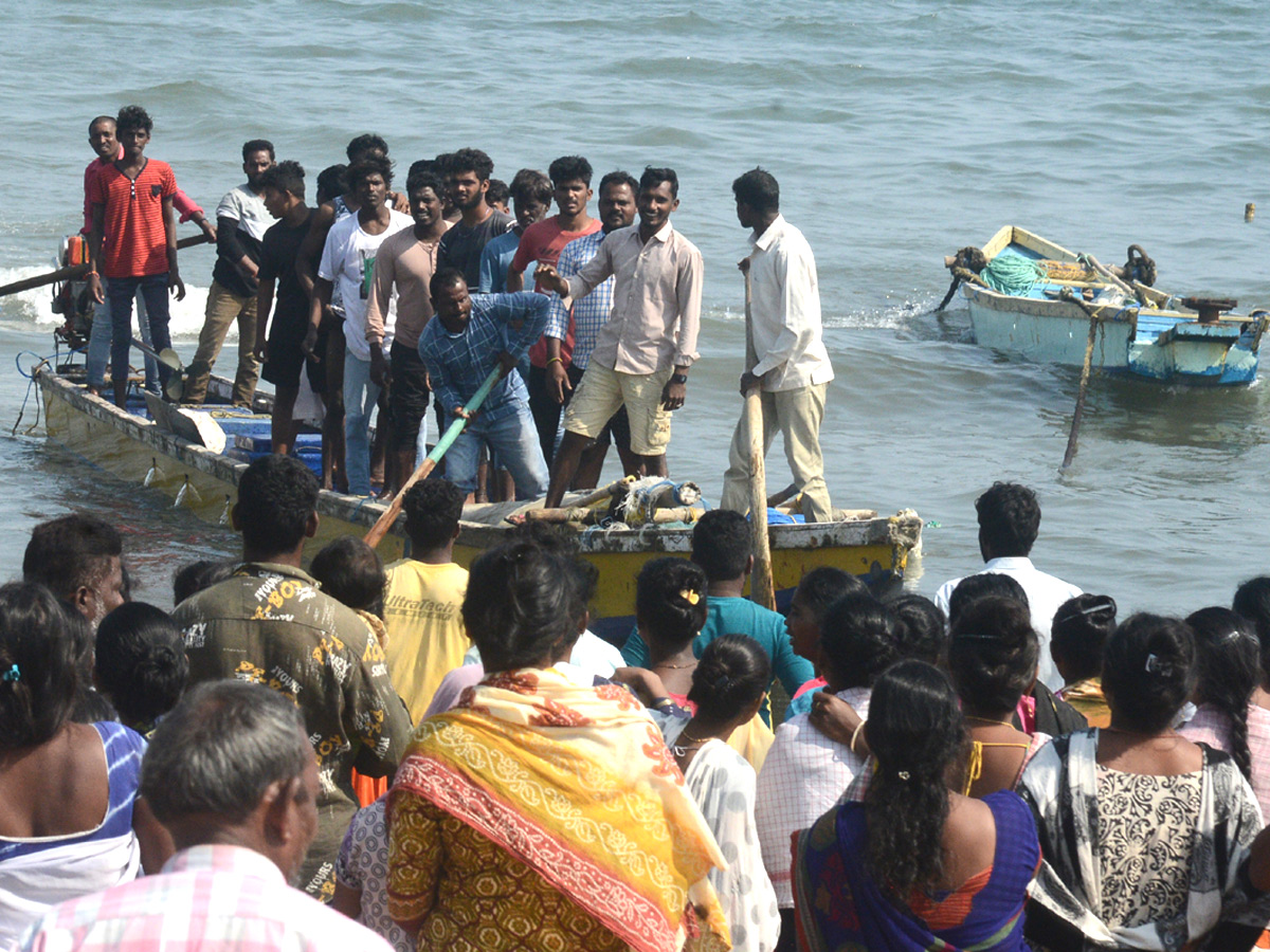 Fishermen Groups Clash over usage of ring nets in Visakhapatnam - Sakshi16