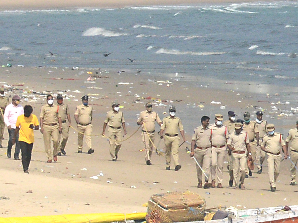 Fishermen Groups Clash over usage of ring nets in Visakhapatnam - Sakshi17