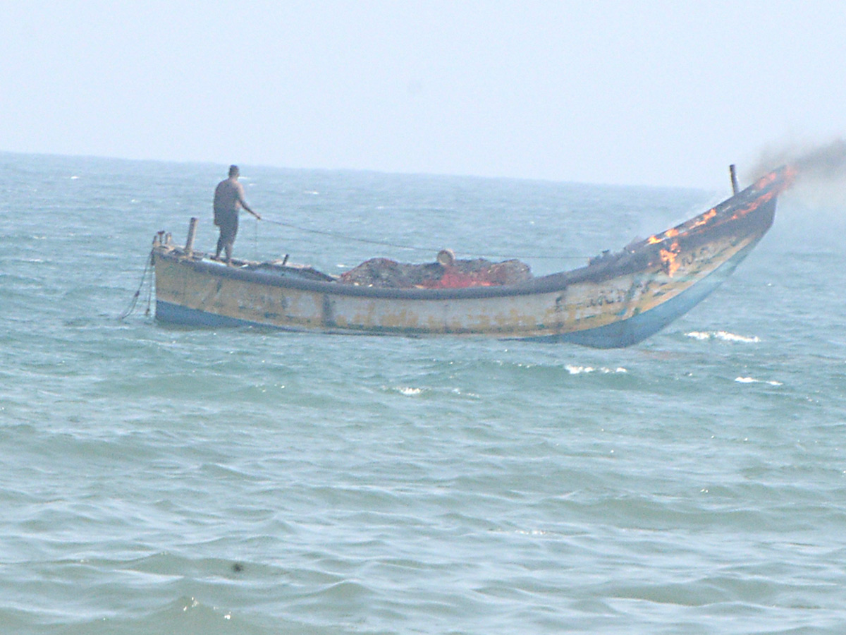 Fishermen Groups Clash over usage of ring nets in Visakhapatnam - Sakshi18
