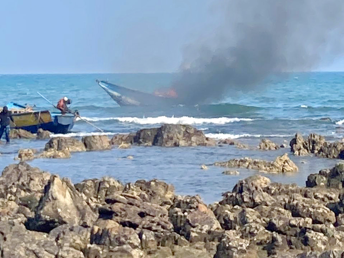 Fishermen Groups Clash over usage of ring nets in Visakhapatnam - Sakshi19