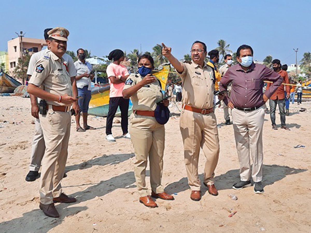 Fishermen Groups Clash over usage of ring nets in Visakhapatnam - Sakshi3