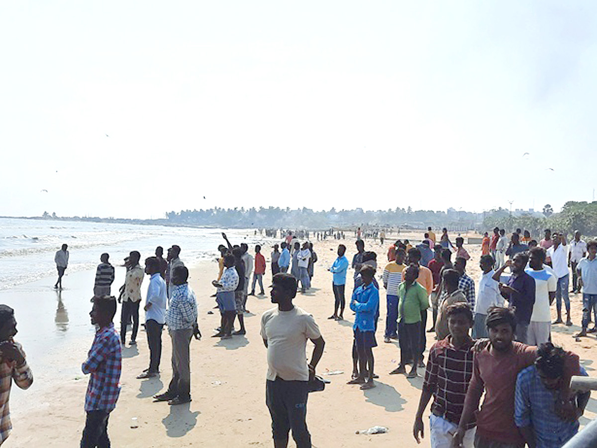 Fishermen Groups Clash over usage of ring nets in Visakhapatnam - Sakshi4