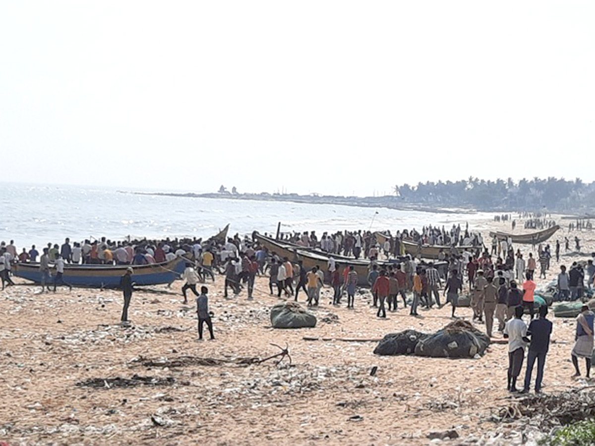 Fishermen Groups Clash over usage of ring nets in Visakhapatnam - Sakshi5