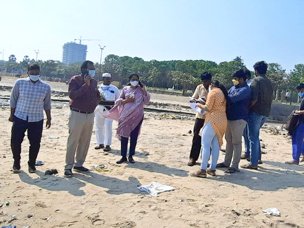 Fishermen Groups Clash over usage of ring nets in Visakhapatnam - Sakshi6