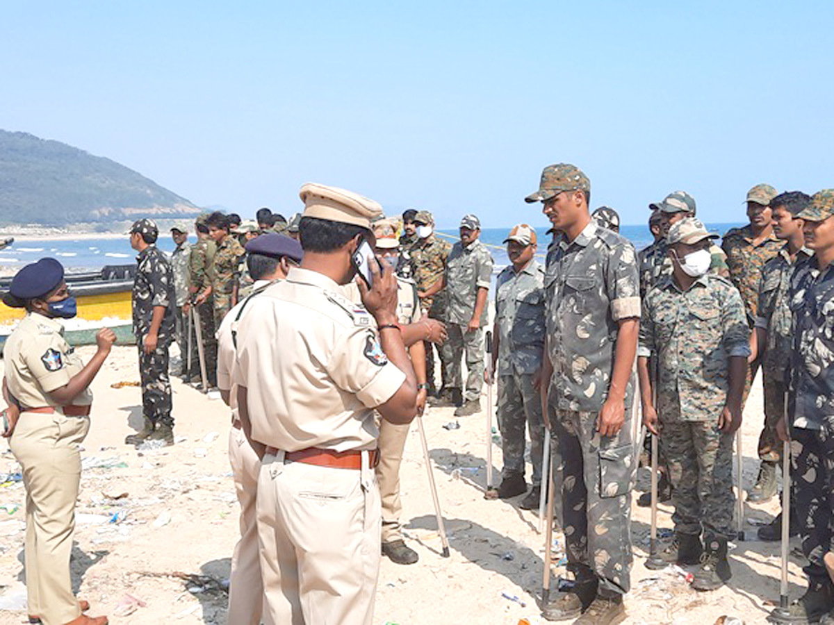 Fishermen Groups Clash over usage of ring nets in Visakhapatnam - Sakshi7
