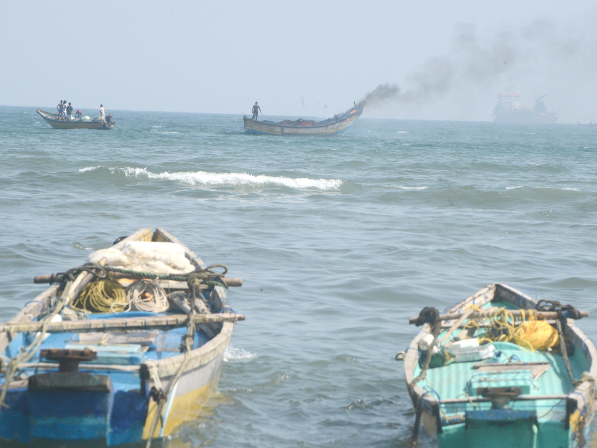 Fishermen Groups Clash over usage of ring nets in Visakhapatnam - Sakshi8